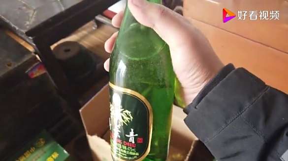 收废品大爷,拿回一箱06年竹叶青酒,只卖60一瓶贵不贵?